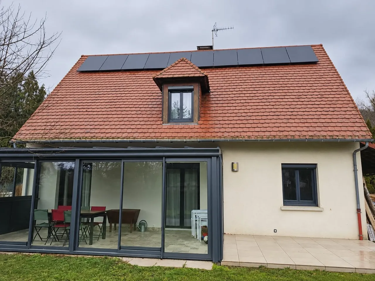 Panneaux photovoltaïques disposés sur une toiture en tuiles.