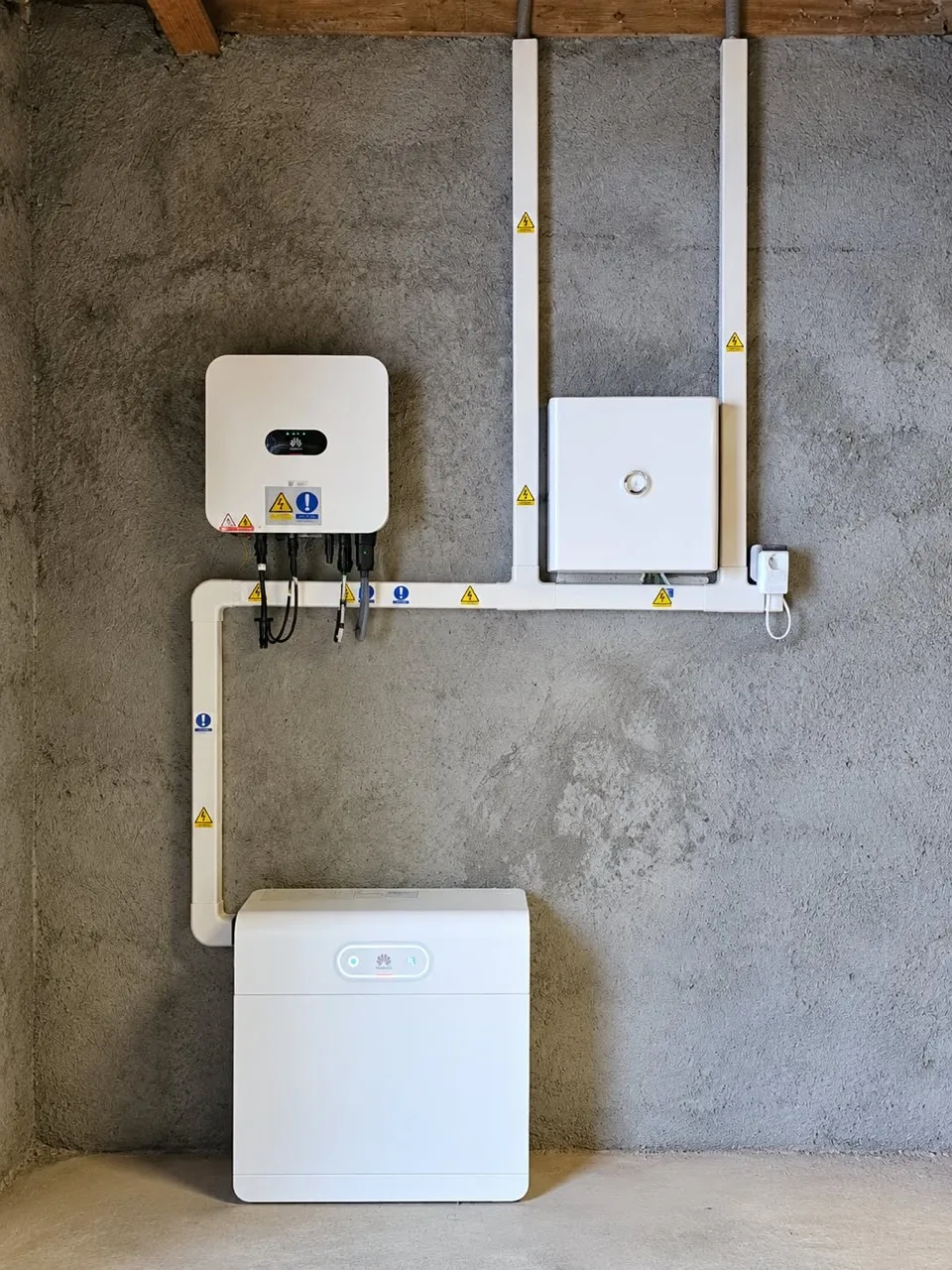 Onduleur photovoltaïque, batterie et coffrets électriques associés.