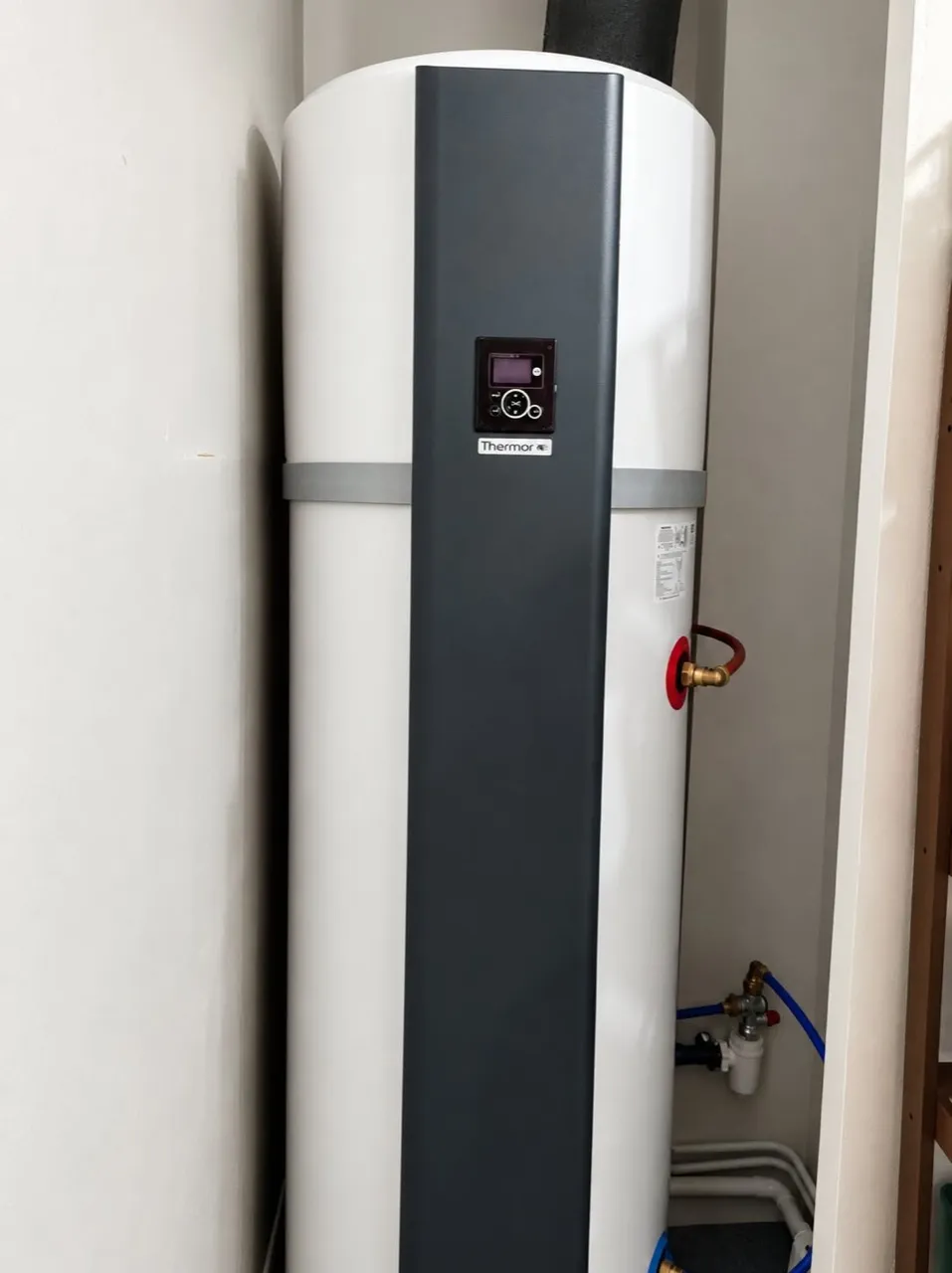 Chauffe-eau thermodynamique et ses raccordements.