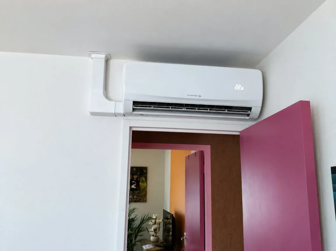 Unité intérieure de climatisation avec goulotte de raccordement.